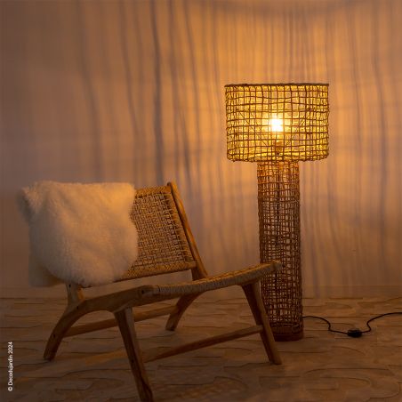 Lampe De Sol Banana Kraft. Lampadaire en feuille de bananier façon "Lyod Loom".