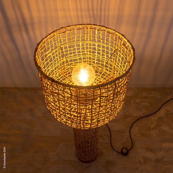 Lampe De Sol Banana Kraft. Lampadaire en feuille de bananier façon "Lyod Loom".