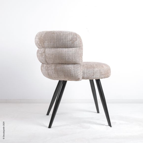 Fauteuil de table, chaise de salon Nuage, pieds en métal noirs et tissu couleur crème.