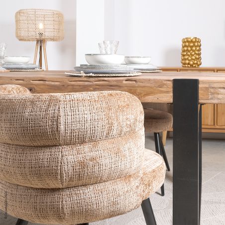 Fauteuil de table, chaise de salon Nuage, pieds en métal noirs et tissu couleur caramel.