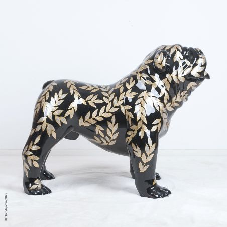 Bouledogue anglais, fond noir profond et motif feuillage à paillettes. Statue en résine peinte.