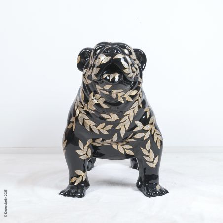 Bouledogue anglais, fond noir profond et motif feuillage à paillettes. Statue en résine peinte.